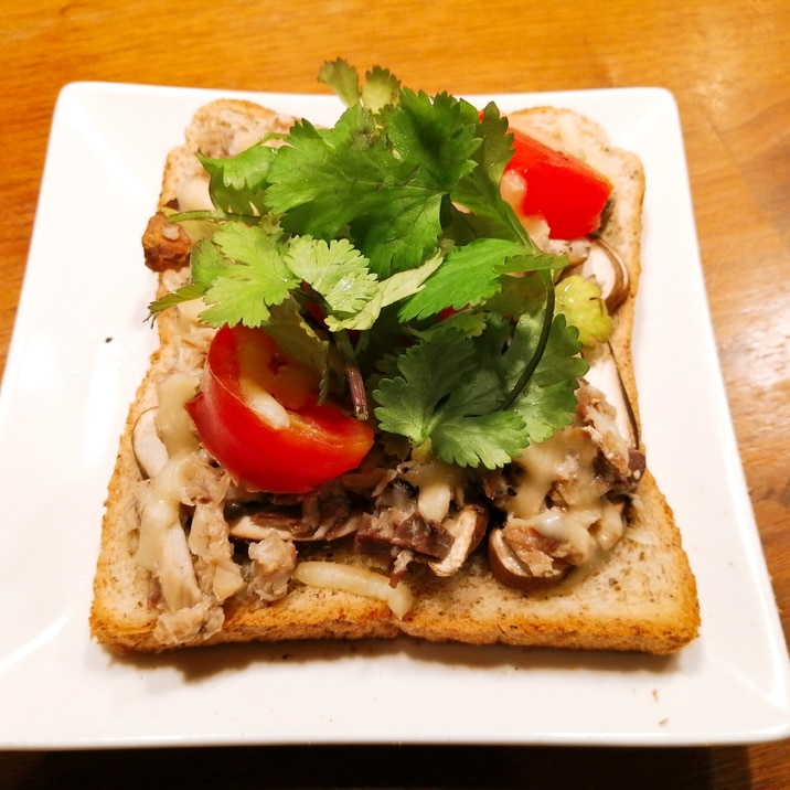 サバ缶トースト パクチー添え